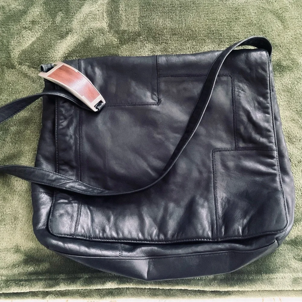 VTG SHARIF BLK Soft Buttery Leather Crossbody Book/PurseMetal&Rosewood Accents
